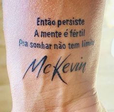 a person with a tattoo on their ankle that says, enfa persite a mente e fertiil para sonhar nao tem limiti mc keun