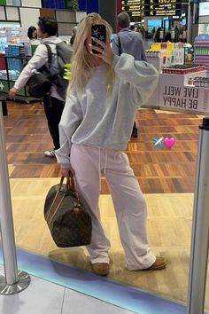 Clean Girl Airport Outfit, Lazy Style Outfits, Travel Outfit Inspo Airport Style, Warm Airport Outfit, Cream Trousers Outfit Winter, Cosy Outfits Winter, Winter Indoor Outfits, Comfy College Outfit Winter, Comfy Movie Theater Outfits