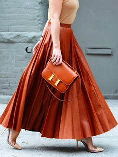 Plain Spring/Fall Urban PU Zipper Ruched Daily A-Line Regular Skirts for Women Brown Pleated Skirt, Mode Tips, Pantone Colors, Maxi Rok, Lv Bags, London Street Style, Tres Chic, Fashion Week Street Style, Street Chic