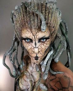 Meet Kristin Ker Anderson, an artist known for remarkable makeup transformations. Halloween Medusa, Medusa Artwork, Halloween Hombre, Monster Makeup, Halloween 23, 17 December, Art Costume, Scary Makeup