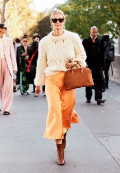 Parisian Street Style: How to dress like a French girl Parisian Street Style, A Line Skirt Outfits, Parisian Street, Moda Hippie, Street Style Parisian, Big Sweaters, Orange Skirt, Moda Chic, Trendy Swimwear