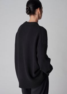 An oversized cozy crew neck sweater knitted in wool cashmere blend yarn. Featuring a boxy silhouette and classic ribbing at the neckline, cuffs, and hem. 70% Wool, 30% Cashmere 7682WCM-CORE Grey Designed for a longer, relaxed fit. Approx 26" in total length Model is 5'9" wears a size Small. Oversized Black Sweater, Cashmere Fabric, Sweater Oversize, Drop Shoulder Sweaters, Winter Wardrobe, Cashmere Sweaters, Black Sweaters, Crew Neck Sweater, Wardrobe Essentials