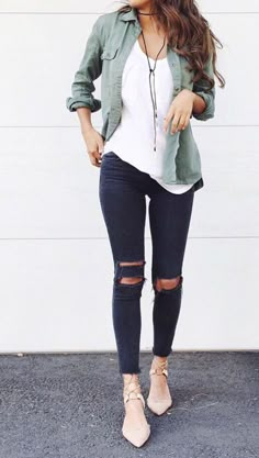 Find More at => http://feedproxy.google.com/~r/amazingoutfits/~3/H-OIYbfNaX4/AmazingOutfits.page Fashion Mode, Fashion 2017, Ripped Jeans, Mississippi, Casual Chic