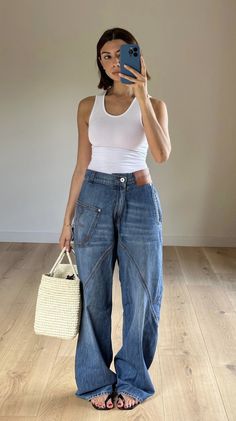 Mom Weekend Outfit Summer, Jeans Outfit Summer Black Women, Asymmetrical Jeans Outfit, Denim Trends 2024 2025, Jeans And Pumps Outfit, Wide Denim Pants Outfit, Jeans And Tshirt Outfits Casual, Cool Jeans Outfit, Casual Sophisticated Outfits