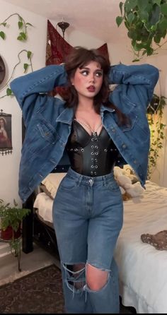 Scrennshot of a reel by Hellbabyeve on Instagram. Hellbabyeve Instagram, Grunge Feminine Style, Star Outfit, Rock Star Outfit, Swaggy Outfits, Style Trends, Alternative Outfits, Hot Outfits, Edgy Outfits