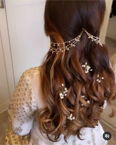 Hair Accessories With Saree, Indian Hair Wedding, Kaan Chain Hairstyles, Indian Wear Hairstyles, Hairstyle For Jaggo Punjabi, Earchain Indian Hairstyle, Bun With Jasmine Flowers