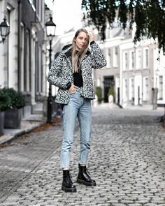 Jadon Dr Martens, Dr Martens Platform Boots, Dr Martens Platform, Dr Martens Outfit, Platform Boots, Dr. Martens, Puffer Jacket, Winter Coat, Style Icons