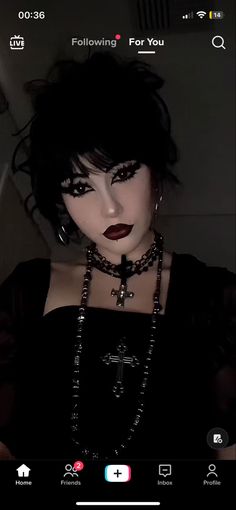 Simple Goth Look Makeup, Goth Makeup Without Lashes, Spring Goth Makeup, Gothic Makeup For School, Goth Rock Makeup, Goth No Makeup, Sparkly Goth Makeup, Alternative Prom Makeup