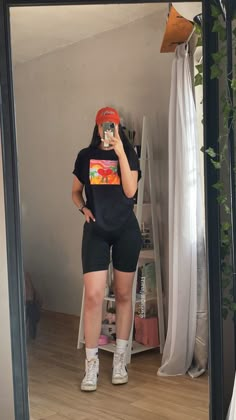 Biker Short Gym Outfit, Women Biker Shorts Outfits, Oversize Shorts Outfit, Shorts With Sneakers Outfits, 90s Biker Shorts Outfit, Gym Shorts Outfit Women, Bikers Shorts Outfits, Womens Biker Shorts Outfit, Short Biker Shorts Outfit