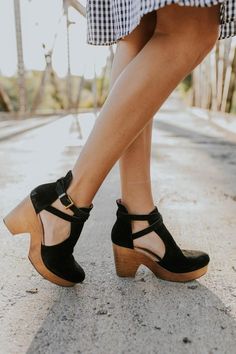 Leather Clogs, Crazy Shoes, Free People Black, Shoe Obsession, Beautiful Shoes, Cute Shoes, Look Fashion