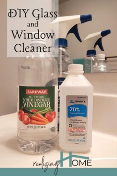 spray bottle, white vinegar, rubbing alcohol and mirro Vinegar Window Cleaner, Vinegar Glass Cleaner, Window Cleaner Recipes, Diy Window Cleaner, Glass Cleaner Recipe, Diy Glass Cleaner, Best Glass Cleaner, Homemade Glass Cleaner