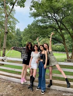 Ulzzang 3 Girl, Bff Photoshoot Poses, Bff Outfits, 4 Girls, Bff Photoshoot, Photography Posing Guide, All Food