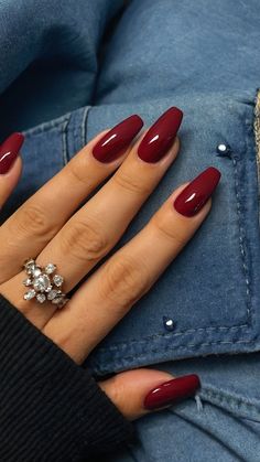 Shades Of Burgundy Nails, Simple Nails Gels, Halloween Nails One Color, Red Nails Style, Simple Nails Burgundy, Black And Crimson Nails, Dark Scarlet Nails, Rounded Nails Fall, Almond Nail Fall Colors