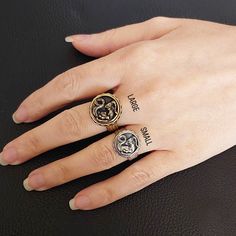 Stilvoller Steinbock Ring, Steinbock Sternbild Ring, Feiern Sie Ihr Sternzeichen mit diesem himmlischen, inspirierten Schmuck ♌ Erkunden Sie Ihr Sternzeichen mit Eleganz - Horoskop Emblem Ring 925 Sterling Silber ♌ ⚫ Sie können die anderen Steinbock Ringmodelle unter dem folgenden Link sehen: https://www.etsy.com/listing/1544164267/capricorn-sterling-silver-zodiac-ring ⚫ Sie können das Steinbock-Halskettenmodell über den folgenden Link sehen: https://www.etsy.com/listing/1522388728/capricorn-zod Rings Statement, Statement Rings, Jewelry Rings, Ring, Jewellery Rings