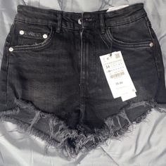 Hi Rise Black Raw Hem Denim Shorts. Brand New, Never Worn. Mid Rise Jean Shorts, Pink Denim Shorts, Summer Shorts Denim, Clueless Outfits, Ripped Denim Shorts, Summer Denim, Zara Shorts, High Rise Denim Shorts, Denim Cutoff Shorts