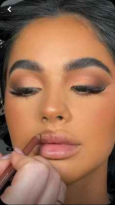 Sharp Eyeshadow Looks, Nude Brown Makeup Looks, Smokey Matte Eye Makeup, Day Time Makeup Looks Simple, Makeup For Cream Dress, Brown Eyeshowdow Looks, Soft Smokey Eye Makeup Black Women, Soft Glam Tan Skin, Soft Glam Makeup Brown Eyes Eyeshadows