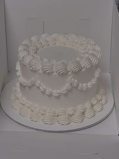 18th Birthday Cake Vintage, White On White Birthday Cake, White Cake Birthday Cakes, Pretty Birthday Cakes White, Simple Piped Cake, Pretty Simple Birthday Cakes, White Vintage Birthday Cake, White Cake Decoration Birthday