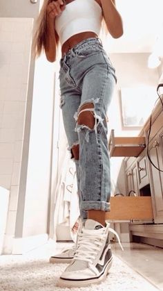 Spine Tattoo and Ripped Jeans: A Bold Fashion Statement Light Wash Ripped Jeans Outfit, Blue Jeans Outfit Summer, Ripped Jeans Outfit Summer, Blue Jeans Outfit, Mom Jeans Outfit Summer, Summer Teen, Light Wash Ripped Jeans