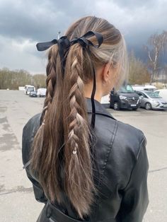 Braided Hairstyles Ribbon, Hair Braided With Ribbon, Ribbon Accessories Fashion, Braids With Bows Aesthetic, Mexican Hairstyles With Ribbon, Braid And Ribbon Hairstyles, Double Ribbon Hairstyle, Sever Hairstyles, Rush Week Hairstyles