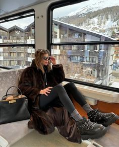 Mountain Fashion, Fur Outfit, Bella Hadid Street Style, Brown Faux Fur Coat, Faux Coat, Fur Decor, Winter Streetwear, Fur Clothing, Coats Women