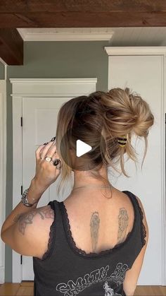 TORIE BLISS on Instagram: "Claw clip hairstyle 🐝🐝🐝 clip linked in story 🛒
#springhair #springhairstyle #hairtutorial" Quick Easy Updos For Work, Cute Lazy Updos, Up Do Claw Clip, Up Hairstyles With Clips, Easy Hair Updos With Clip, Style A Claw Clip, Claw Clip Hairstyles With Ponytail, High Clip Hairstyles, Hairstyles Using Hair Clips