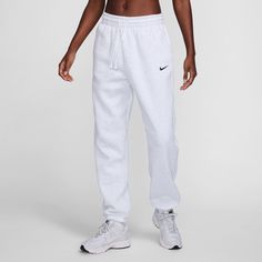 Grounded in style, comfort and versatility, meet our take on luxury loungewear. Whether you're running errands or rewatching your favorite show, these midweight fleece sweats feel extra soft on the inside to help keep you cozy. The oversized fit is intended to sit high on your hips for comfort and a stay-put feel. Nike Jogger Outfit Women, Nike Sweatsuit Outfits Women, Nike Joggers Outfit Women, Nike Sweatsuit Outfits, Nike Joggers Outfit, Sweatpants Outfit Women, Nike Sweatpants Outfit, Sweatsuit Outfits Women, White Sweatpants Outfit