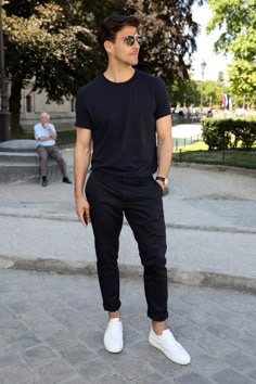 Indie Outfits Men, Mens Summer Outfits, Man In Black, Mens Casual Outfits Summer, Black Chinos, Stylish Men Casual, Men's Outfits, Mens Fashion Casual Outfits