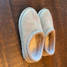 Size 9, Great Condition Only Worn 2 Times! Rare And Really Hard To Find. Super Comfortable And Perfect For Fall. Also Will Come In Box With Tags! Tasman Slippers, Ugg Tasman Slippers, Ugg Tasman, Hard To Find, Slippers, Women Shoes, Tags, Women Shopping, Color