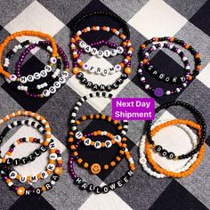 Halloween Clay Bead Bracelet, Words To Put On Beaded Bracelets, Halloween Beaded Bracelet, Bracelets Ideas Beaded, Halloween Bracelet Ideas, Fall Bracelets, Make Clay Beads, Themed Bracelets