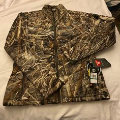 an image of a jacket that is on top of a bed