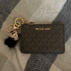 Michael Kors Jet Set Wallet With Keychain Attached. Brand New. Wallet Michael Kors, Key Chain Wallet, Michael Kors Handbags, Leopard Print Beanie, Michael Kors Watch Silver, Micheal Kors Wallet, Cool Keychains, Trendy Purses, Braided Leather Belt