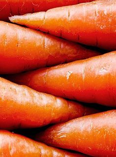 a pile of carrots that are very close together