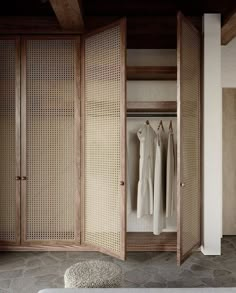 homedecordecorhomehomeideajapanesestylejapanstyleinspireyouwardrobeclothesroomwardroberoomjapanesedecorideaminimalistdecorminimalistplantlightingcarpetlampnaturalcolorsnaturalwoodwooddecorwoodfurnituresimplicitylightwhitelightcolorsclothes Japanese Style Wardrobe, Rattan Wardrobe, Creating A Capsule Wardrobe, Apartemen Studio, Bedroom Built In Wardrobe, Mudroom Decor, Open Closet