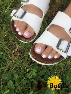 Heart Toes Design, Pedicure Heart Designs, White And Pink Pedicure, Toe Nails White Design, Heart Pedicure Designs, Pedicure Designs Toenails White, White Pedicure With Design, Pedicure White Toenails, Pedicure Designs Toenails Simple