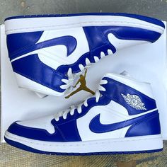 Selling A Deadstock Brand New In Box Pair Of Nike Air Jordan 1 Mid Retro Wmns Kentucky Blue! White / Hyper Royal Womens 11.5 / Men’s Us 10 / Uk 9 / Eu 44 Nike Id Bq6472-104 Please Check Size Before Purchasing. Click Add To Bundlebelow To Receive An Offer! Combine Items And Save On Shipping! Duke Nike Azul, Nike Shoes Air, Nike Fashion Shoes, Cute Nike Outfits, Blue Jordans, Pretty Shoes Sneakers, Jordan Shoes Retro, All Nike Shoes, Shoes Sneakers Jordans