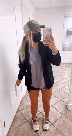 Rainy Day Shorts Outfit, On Cloud Outfit Ideas, Outfits With On Cloud Shoes, Athletic Shorts Outfit Summer, Rainy Fits, Warm Rainy Day Outfit, College Campus Outfit, Raceday Outfits