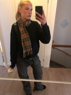 Burberry Scarf Outfit, Scarf Outfit, Uni Outfits, Burberry Scarf, Fits Clothes, Stockholm Fashion, Swaggy Outfits, Mode Inspo, How To Pose