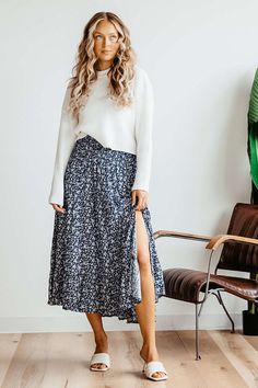 Mommy Fashion Mom Style, Blue Floral Skirt Outfit Ideas, How To Style Midi Skirts For Fall, Floral Style Clothes, California Casual Style Fashion, Lab Tech Outfit, Graphic Tee And Midi Skirt, Natural Feminine Style, Blue Floral Midi Skirt Outfit