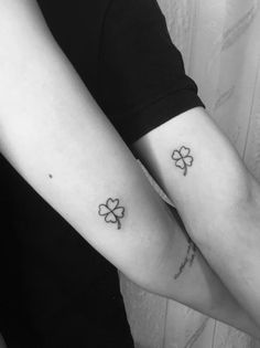 Tatuagem trevo Tatuagem Masculina Pequena, Tattoo Feminina, Print Tattoos, Paw Print Tattoo, Paw Print, Piercings, Tattoos, Collage, Quick Saves