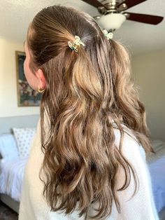 Curled Hair With Clips On Side, Hairstyle For Down Hair, Cute Early 2000s Hairstyles, Hair Ideas Half Up, Hairstyle With Cute Clips, Mid Length Hair Inspo Hairstyles, 2000s Hairstyles Clips, Simple Hairstyles Medium Length, Half Up Half Down Hair Clips