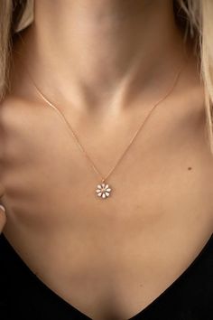 We have a crush on this glam yet delicate daisy necklace. Daisy symbolize innocence and purity. It makes a statement on her own but also dresses up with other dainty pieces to create a unique, layered look. Hypo-allergenic, lightweight and minimalist. 💫Listing is for 1 necklace. 💎Made with 925 sterling silver and plated 14K rose gold. Necklace has the 925 Sterling Silver stamp on it. ✨Ideally designed to send as a gift for her, best friend gift, mom, wife, daughter, niece or to anyone.  ✨It do Tragus Jewelry, Daisy Pendant, Daisy Jewelry, Daisy Charm, Daisy Necklace, Floral Necklace, Girly Jewelry, Minimalist Necklace