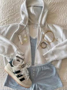 #outfitidea #notmine #pinterest #outfitidea#fyp #fypchallenge #viral #beach #summer #aesthetic Beach Summer Aesthetic, Winter Trip, Outfit Combos, Coastal Aesthetic, Fitting Room, Fashion Top Outfits, Casual Preppy Outfits, Outfit Inspo Casual, Trendy Outfits For Teens