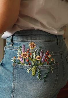 Casual Layered Outfits Spring, Vintage Upcycle Clothes, Womens Vintage Fashion, Things To Embroider On, How To Embroider, Clothing Upcycle Diy, Embroidery On Sweatshirts, Easy Embroidery Ideas, Jean Painting Ideas