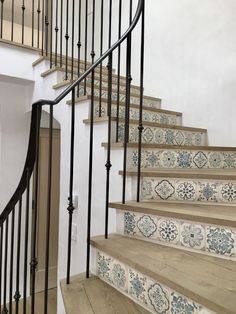 the stairs are decorated with blue and white tiles