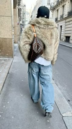 Tokyo Outfits Fall, Kati Core, Stile Kendall Jenner, Fur Coat Outfit, Throwing Fits, Layered Fits, 2000s Clothes, Everyday Clothes, Skandinavian Fashion