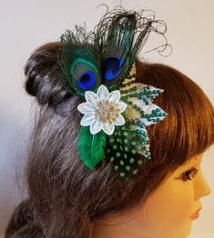 BRIDAL PEACOCK FEATHER FASCINATOR. Great Gatsby bridal headpiece is a Boho style hair comb with leaf motif adorned with greenish blue crystals and Feathers. One of our stunning exclusive collection by MissElegance. Each headpiece is hand made using the quality materials which make them very special and something to keep forever! Beautiful Vintage Style. Made of Peacock  eye feather and lovely contrast Guinea fowl feather and leaf motif adorned with sparkle rhinestones crystal and jewel  Perfect Feather Hair Comb, Feather Hair Pieces, Gatsby Hair, Bride Hair Piece, Bridal Hairpiece, Bridal Fascinator, Bridal Hair Headpiece, Fascinator Hairstyles, Feather Fascinator