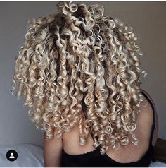 Short Natural Curls, Curled Blonde Hair, Blonde Afro, Lips Inspiration, Dyed Curly Hair, Medium Length Curly Hair, Blonde Curly Hair, Blonde Curls, Beautiful Curly Hair