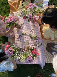 Spring Girls Party, Garden Afternoon Tea, Midsummer Garden Party, Spring Party Aesthetic, Midsommar Party Decor, Spring Activities Aesthetic, Mid Summer Party, Picnic Party Theme, Wildflower Picnic