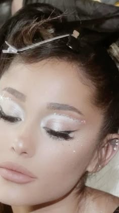 Ariana Grande Makeup 2022, Natural Angelic Makeup, Ariana Grande Eyeshadow Looks, Pearl Pink Makeup, Light Princess Makeup, Pink Angel Makeup, Ballerina Makeup Aesthetic, Pink Jewel Makeup, Unique Wedding Makeup Looks