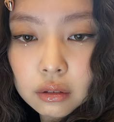 Kpop Concert Makeup Looks, Kpop Rhinestone Makeup, Kpop Concert Makeup Ideas, Kpop Concert Makeup, Blackpink Makeup, Rhinestones Makeup, Kpop Makeup, Bold Eyeshadow